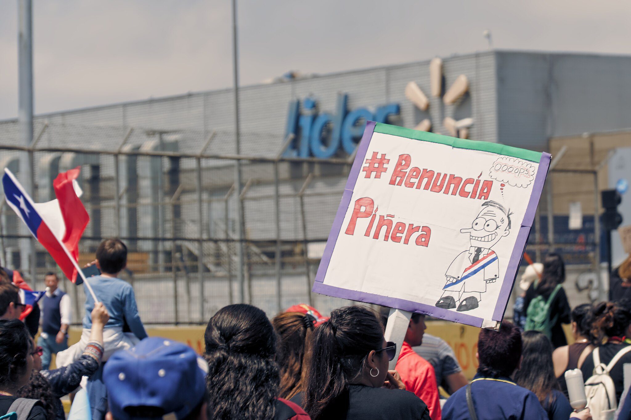 Demonstrators march in San Antonio, Chile, in 2019 (Vivian Morales C. via Wikimedia Commons)