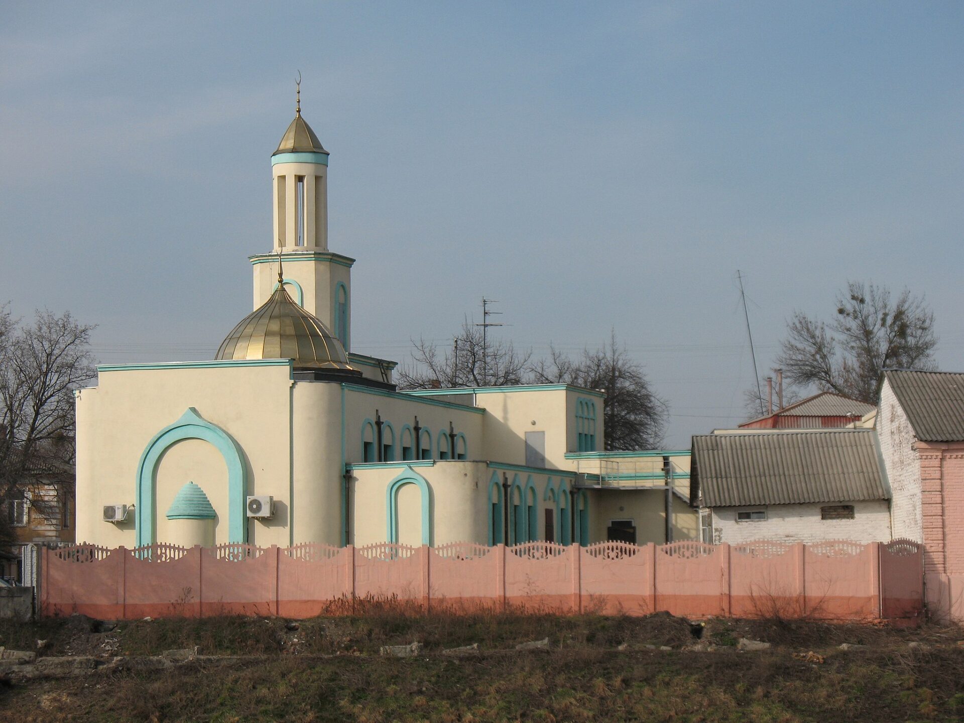 This mosque is located in Ukraine's Kharkiv, where it was photographed in 2014 (Vizu via Wikimedia Commons)