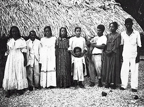 Marshallese_people_in_1915
