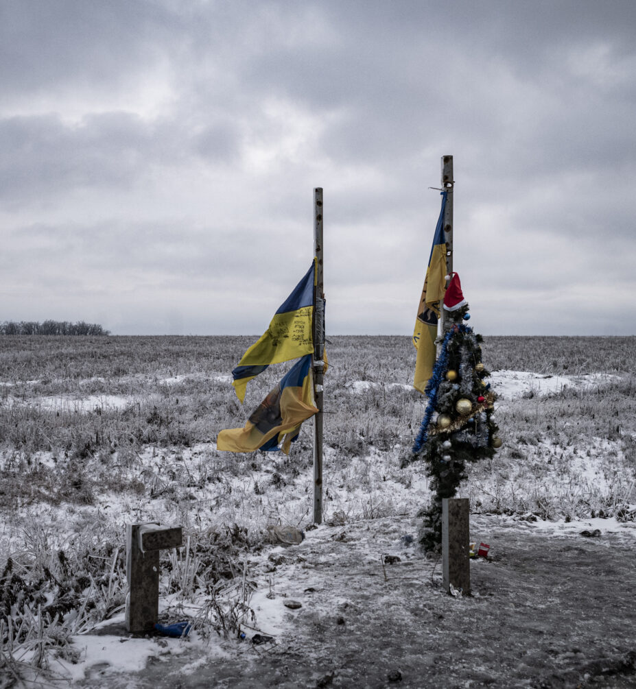 A memorial commemorates Ukrainian soldiers who fell on the road to Chassiv Yar. (Nicolas Cleuet)