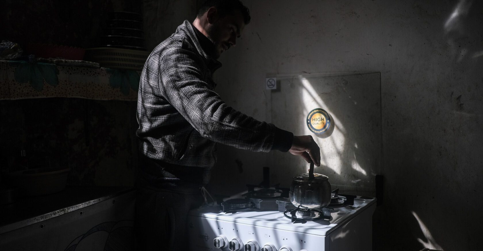 Idris al-Omar, who lives alone, worries his apartment is damaged from moisture and past earthquakes (João Sousa)