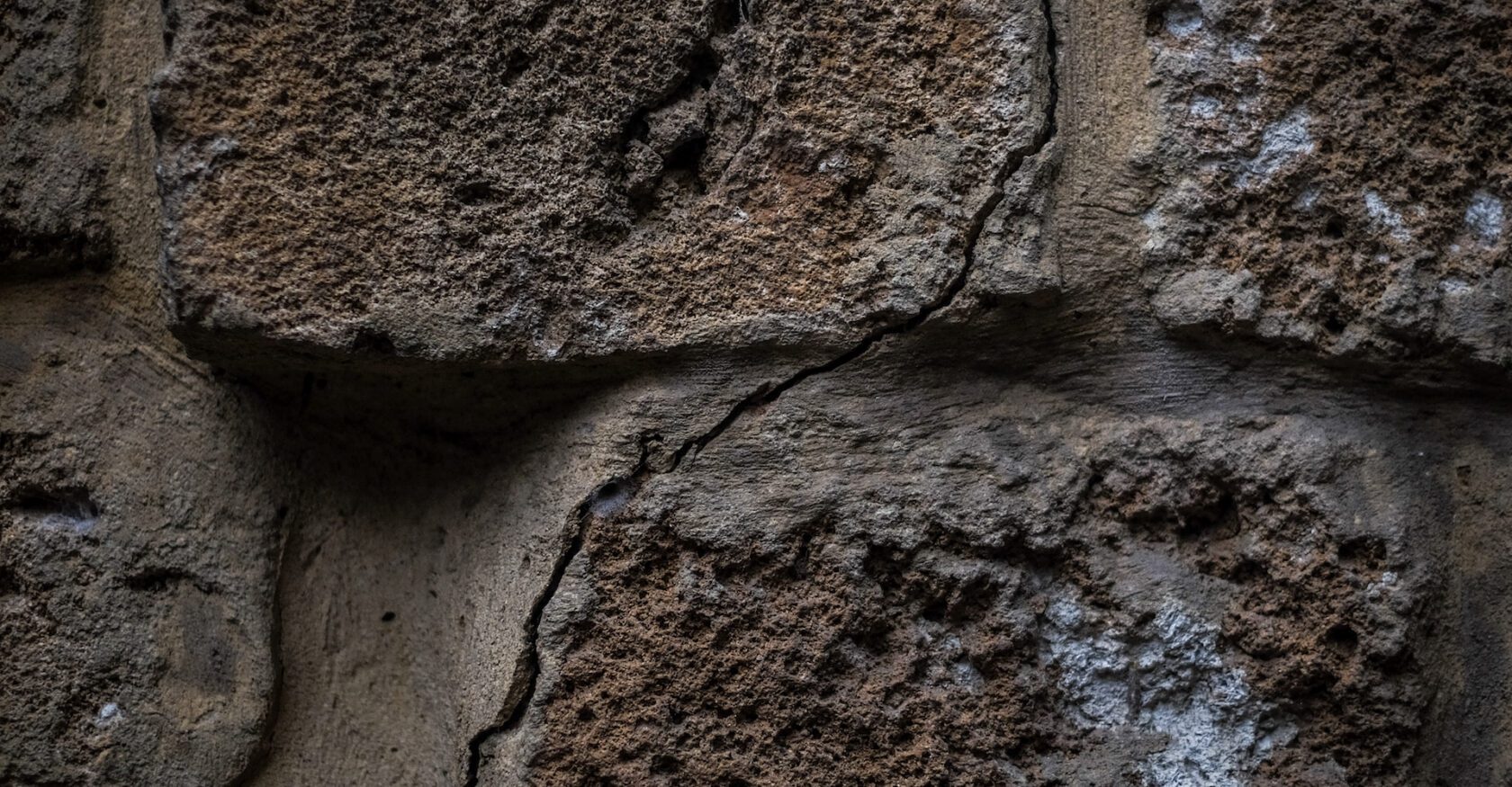 Tripoli residents have dealt with worsening cracks in their residential buildings for years (João Sousa)