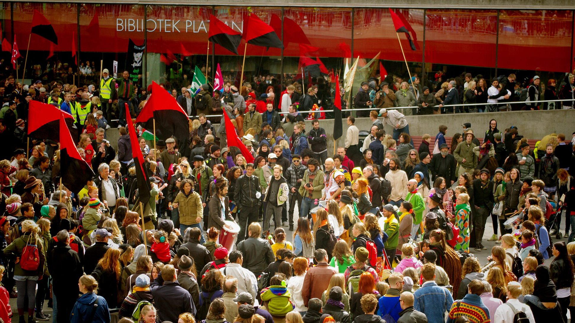 Mayday rally at the Sergels torg square, 2011, organized by the Stockholm Local Federation of the SAC and the Anarcho-syndicalist Youth Federation Stockholm and attended by roughly 4,000 people (Altemark via Wikimedia Commons)