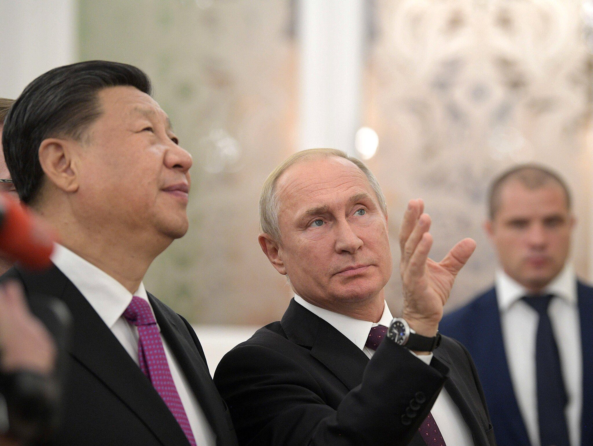 Russian President Vladimir Putin with President of the People's Republic of China Xi Jinping during a tour of the Moscow Kremlin in June 2019. (Presedential Office of Russia/Wikimedia Commons)