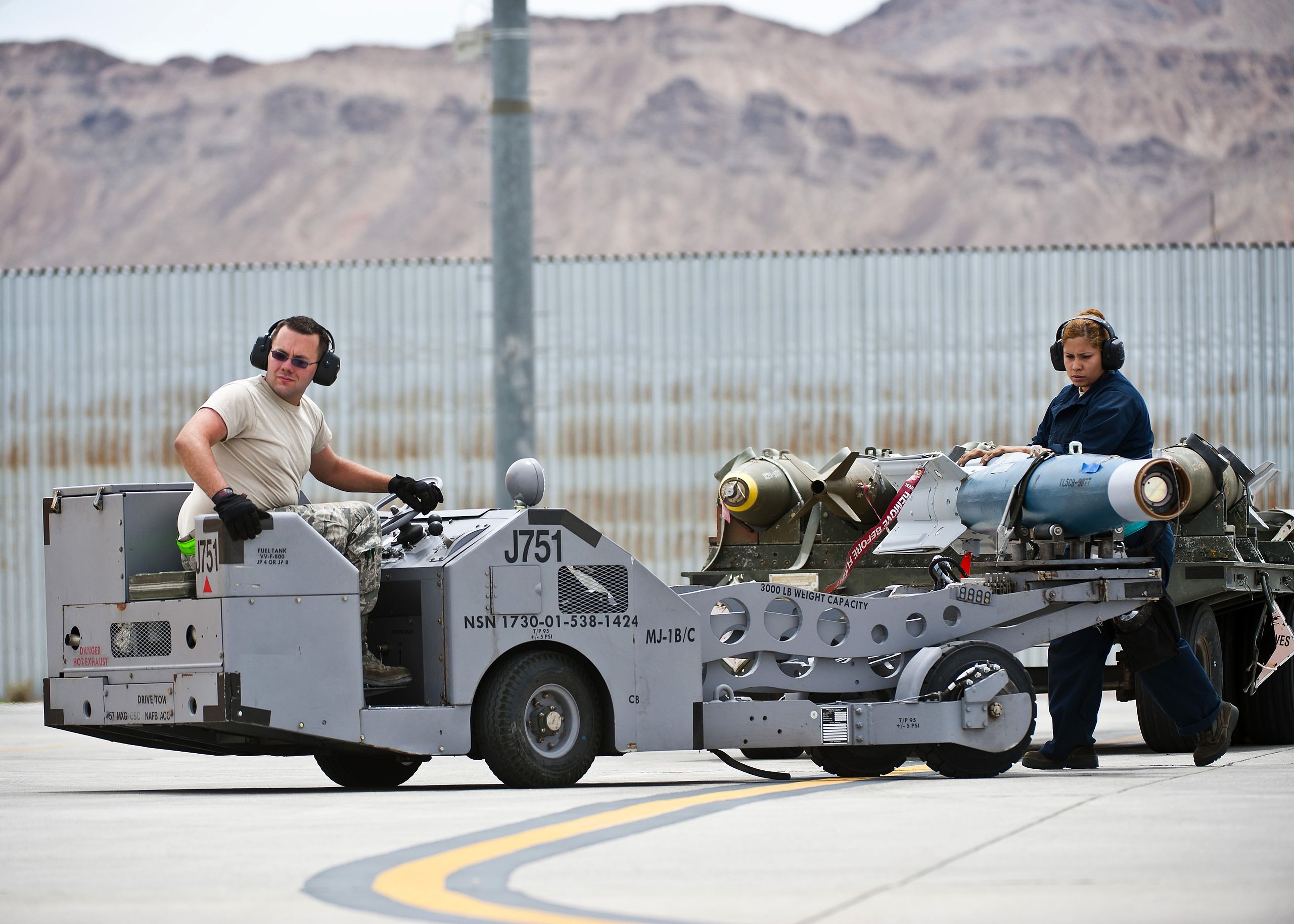 Technicians transport an inert GBU-20 bomb at the Nellis Air Force Base in North Carolina in June 2013 (Brett Clashman/Wikimedia Commons)