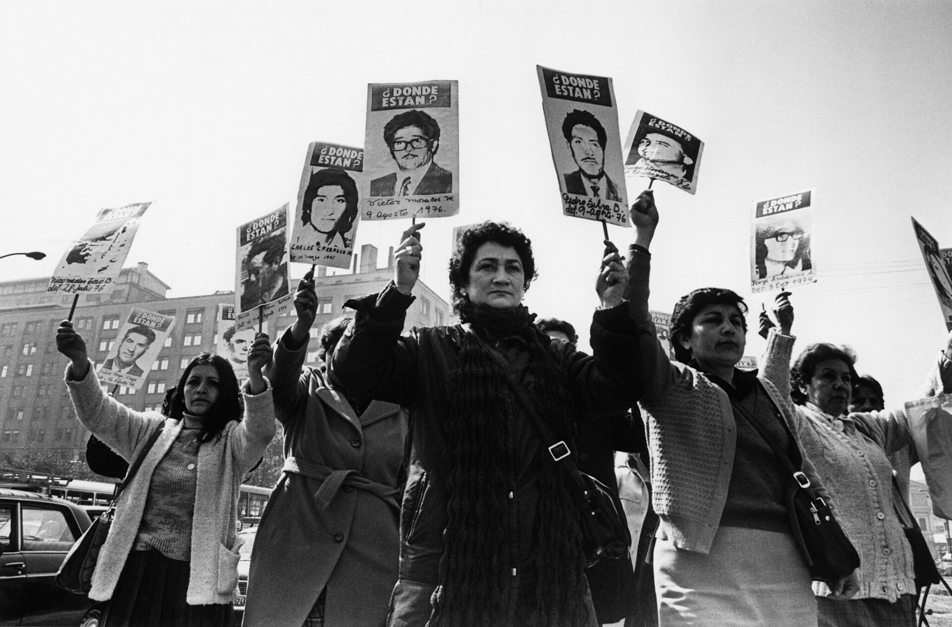 Women from the Group of Missing Relatives demonstrate in front of the Government Palace during the Pinochet Military Regime (Kena Lorenzini donated to the Museum of Memory and Human Rights via Wikimedia Commons)