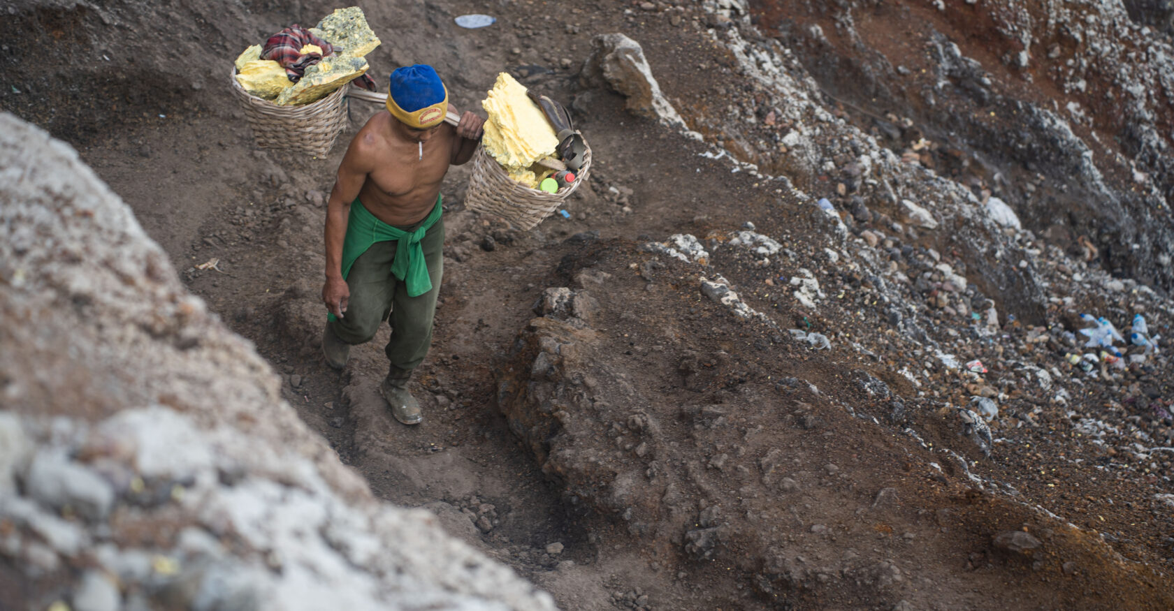 Miners typically earn around $5 per trip (Alexandros Zilos)