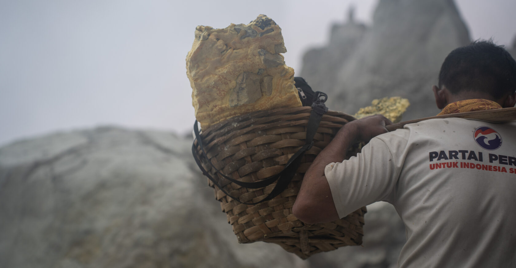 The miners carry loads of sulfur that sometimes weigh up to 200 pounds (Alexandros Zilos)