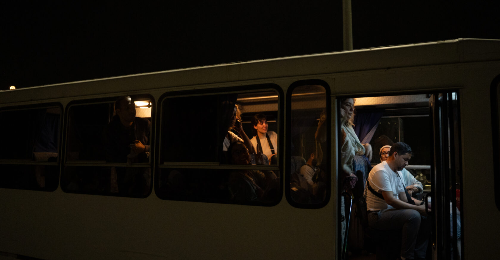 Egyptian police forced many onto Cairo-bound vans (Alexandros Zilos)