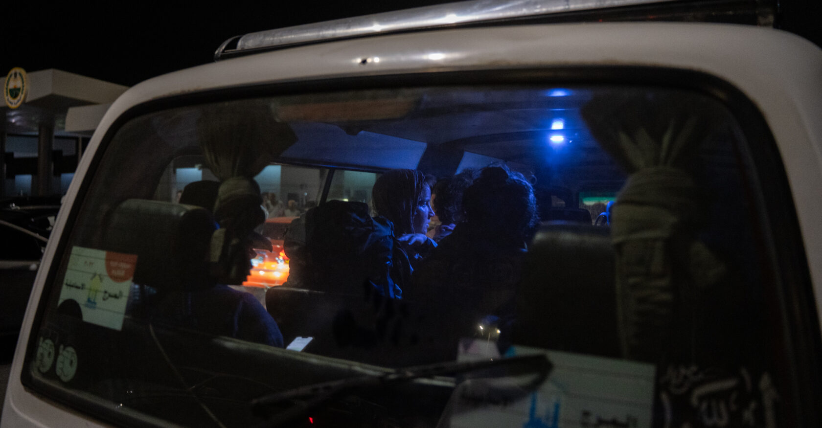 Authorities forced many activists into vans and returned them to Cairo (Alexandros Zilos)