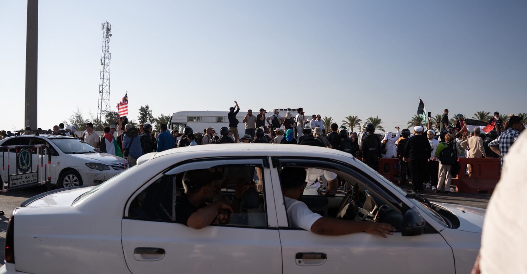 Egyptians driving past the march honked in support (Alexandros Zilos)