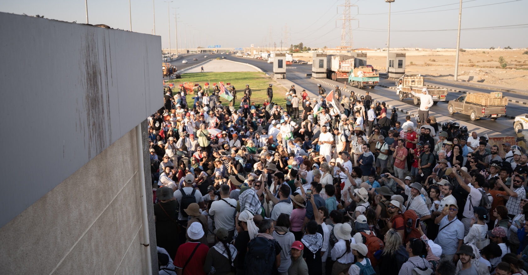 Along the way, the march's coordinators delivered announcements through megaphones for the demonstrators (Alexandros Zilos)