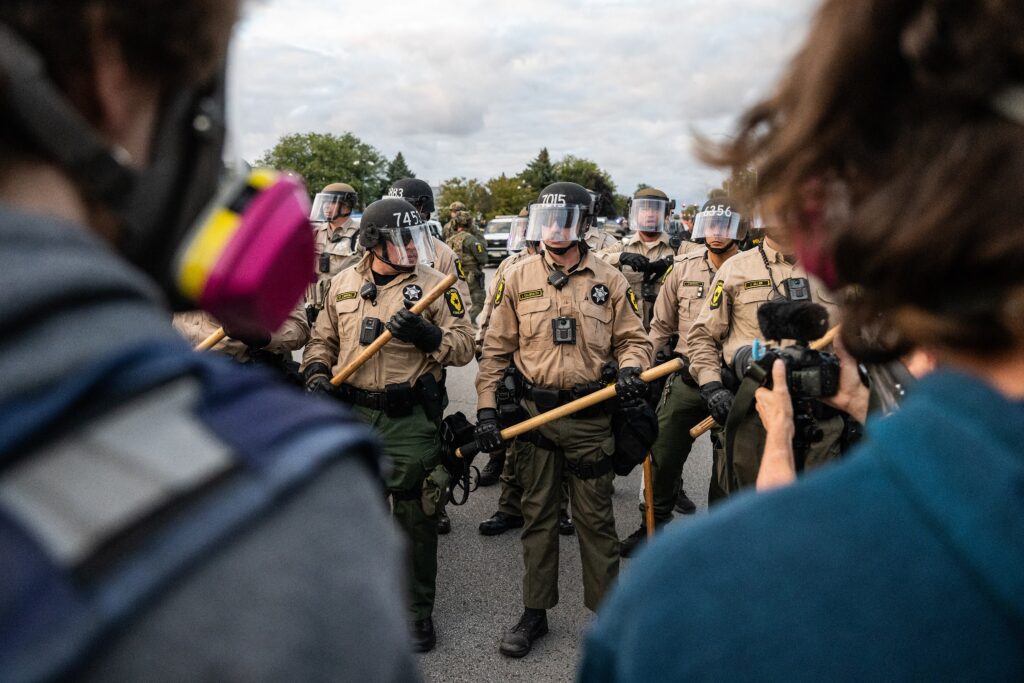 Local police form a column ahead of demonstrators in Chicago (Paul Goyette/Wikimedia Commons)