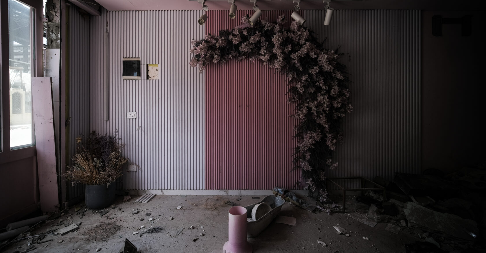 A flower shop in Haret Hreik, part of the Dahieh suburbs in Beirut, was destroyed by Israeli bombings (João Sousa)