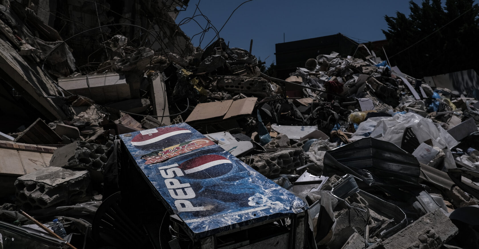 A Pepsi machine sits amid the wreckage left by an Israeli airstrike in Beirut (João Sousa)