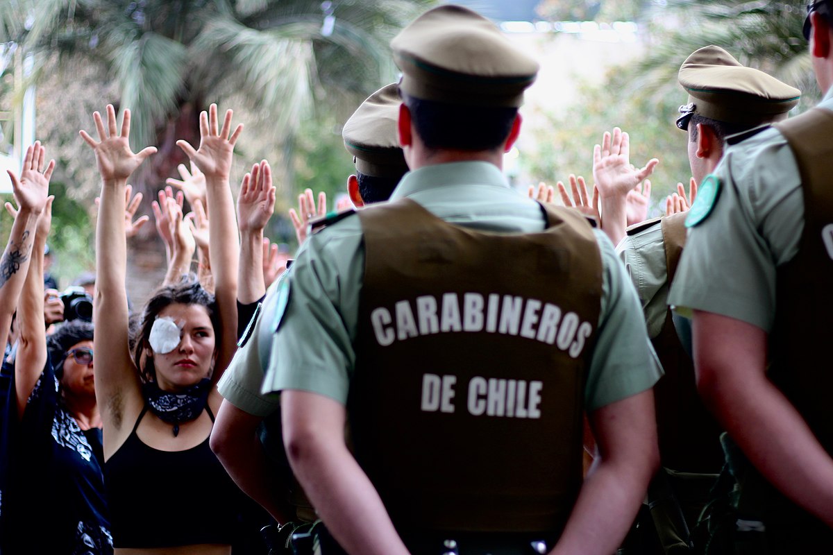 Demonstrators rally against violence, including eye injuries, caused by the Chilean Carabineros (Marcellablues via Wikimedia Commons)