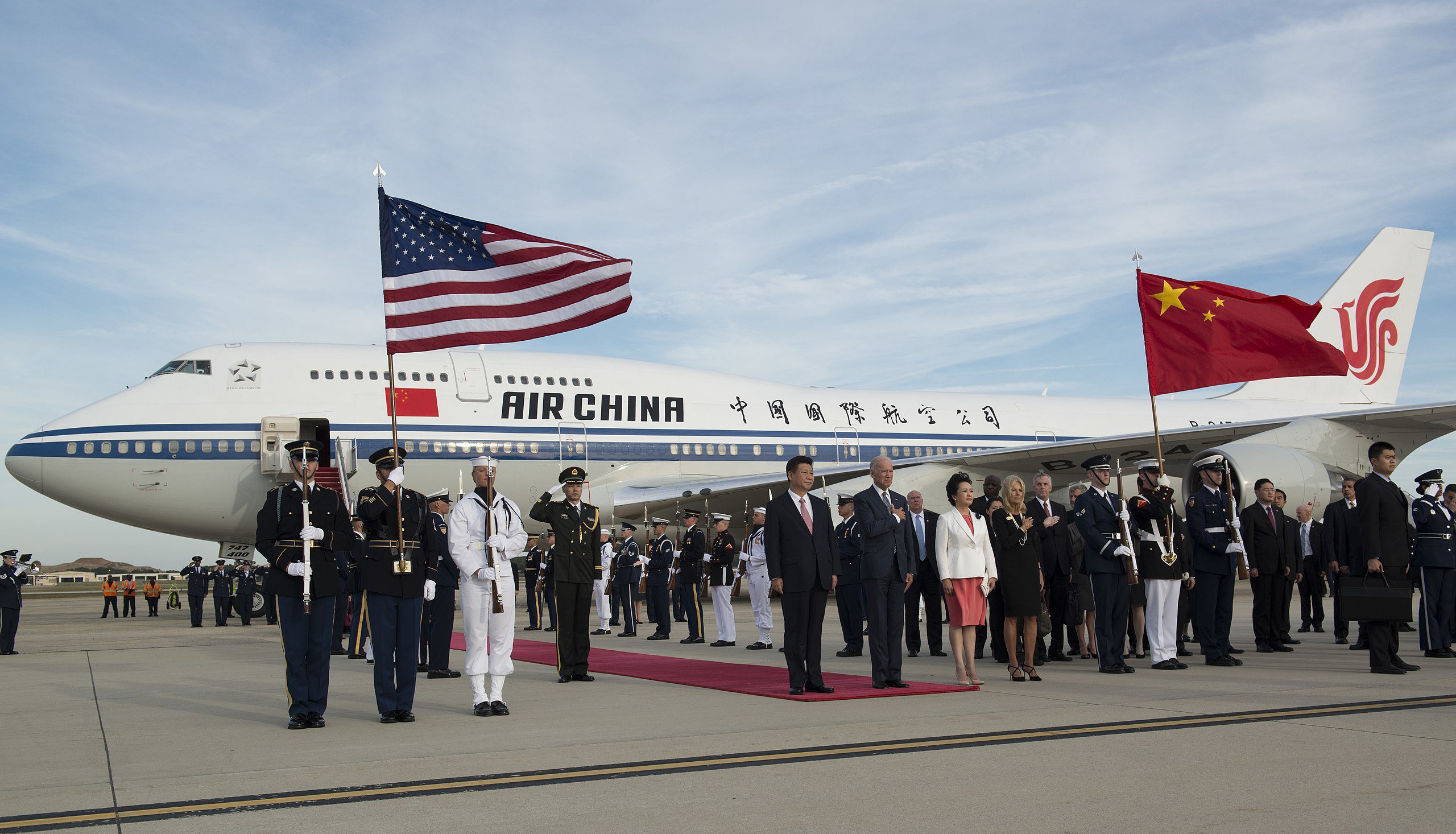 President of China Xi Jinping and Vice President Joe Biden stand during the playing of the United States national anthem on the Joint Base Andrews in September 2015 (Airman 1st Class Philip Bryant/Wikimedia Commons)