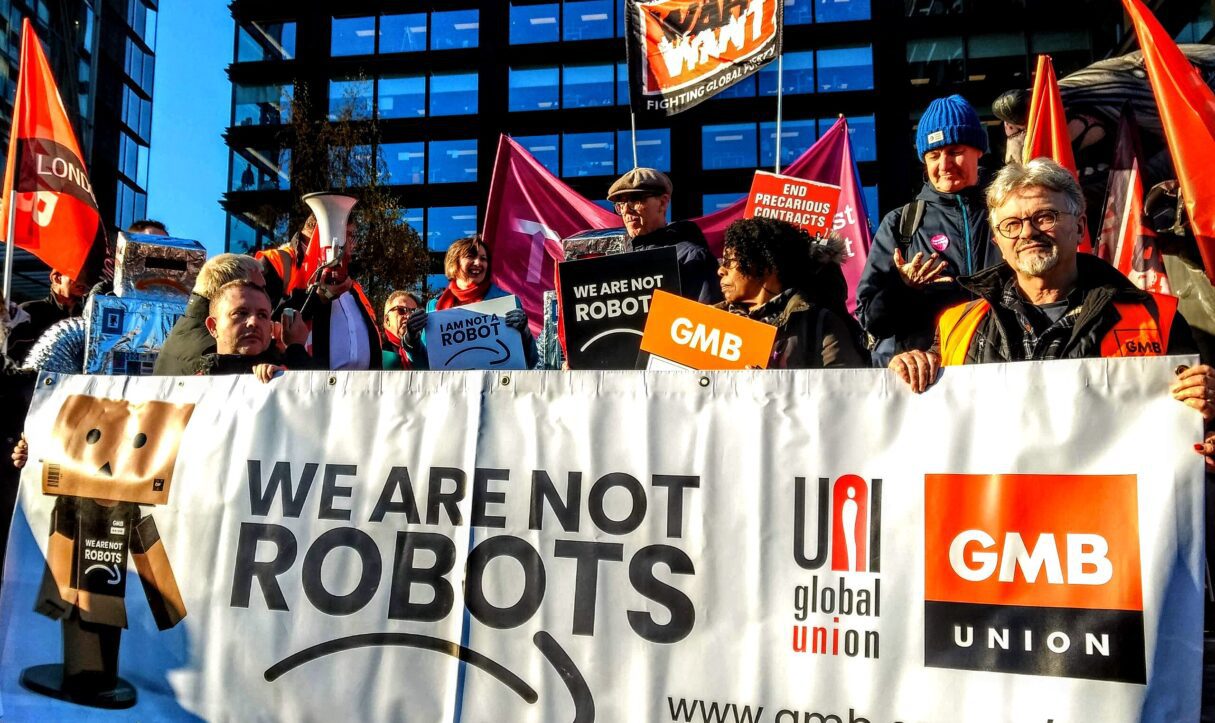 Protesters rally outside an Amazon HQ in London, UK, in December 2019 (War on Want/Wikimedia Commons)