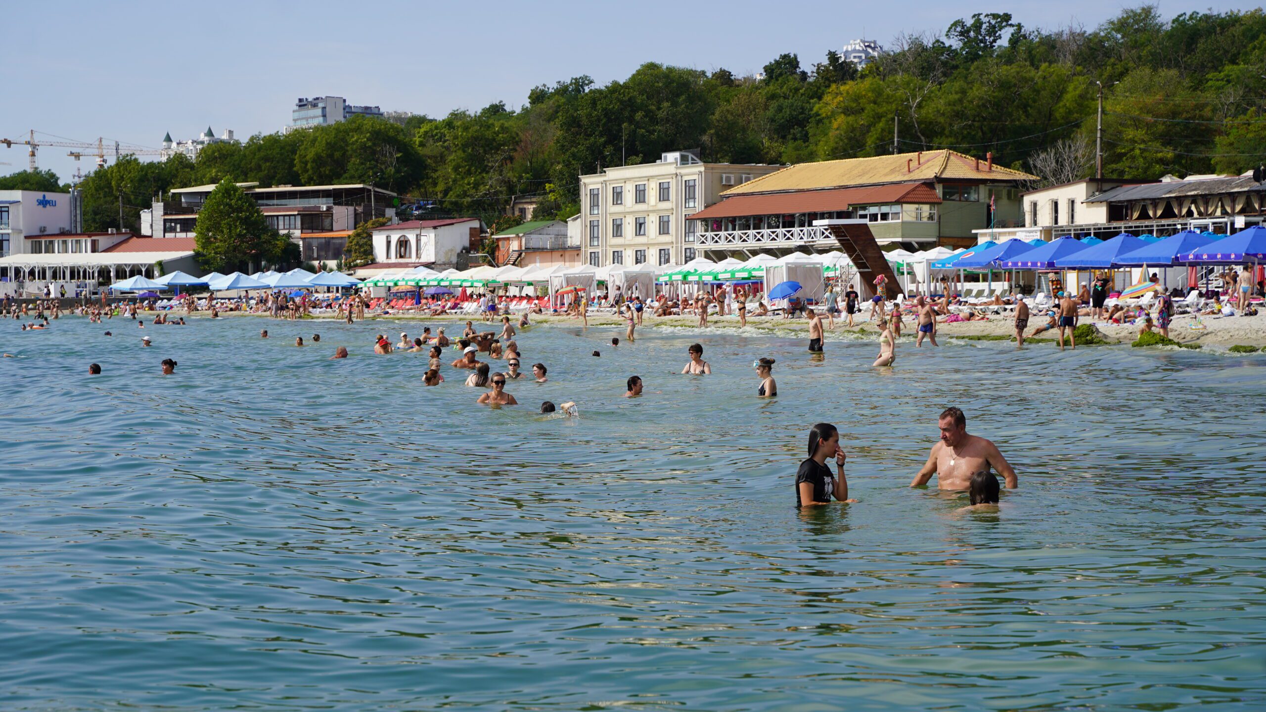 At the tail end of summer, Ukrainians enjoy their time at an Odesa beach (Iryna Matviyishyn/Inkstick Media).