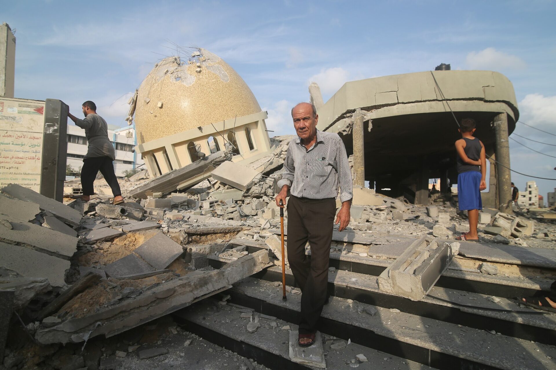 Palestinians inspect the ruins of a building destroyed in Israeli airstrikes in Khan Younis in the southern of Gaza strip, on October 8, 2023. (Mahmoud Fareed/Wafa/Wikimedia Commons)