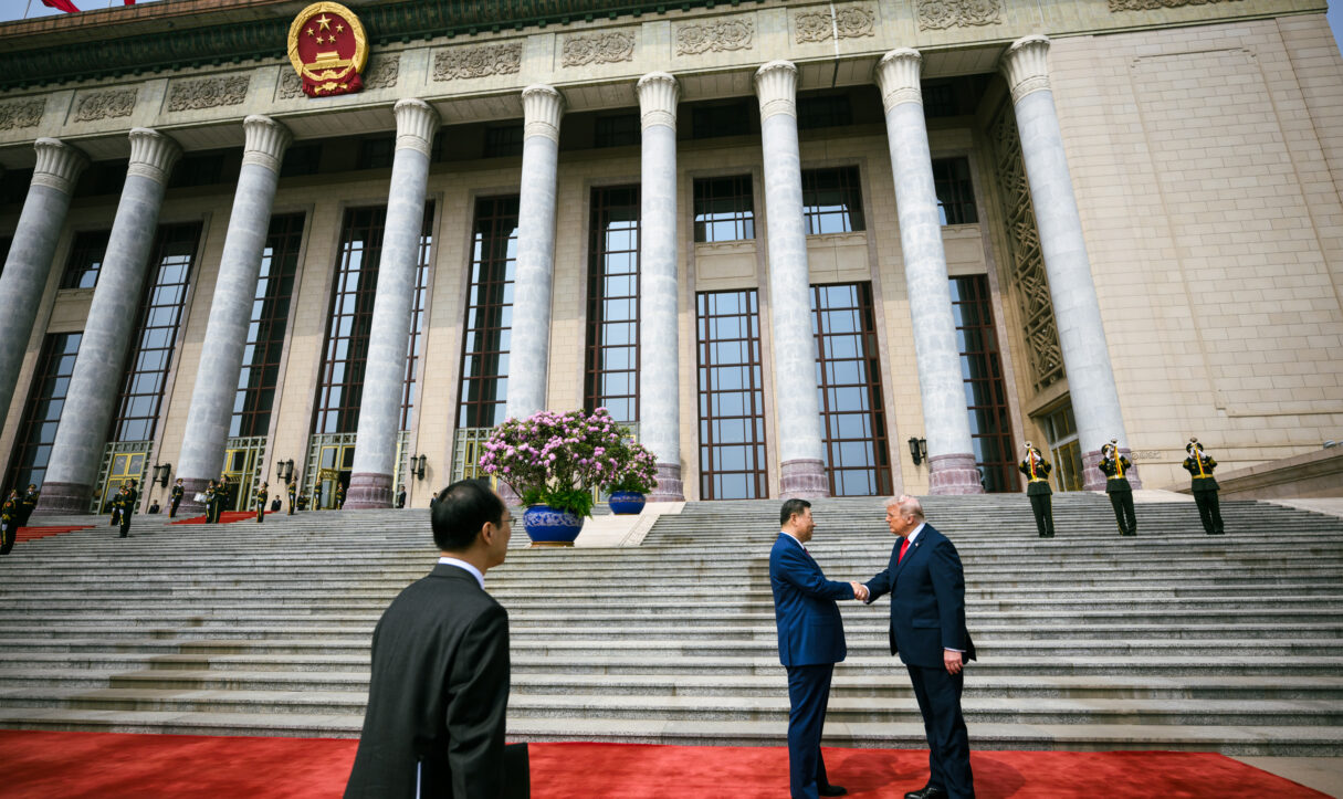 US President Donald Trump shakes hands with Xi Jinping in China (Daniel Torok/White House/Wikimedia Commons)