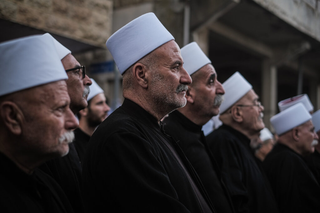 Male sheikhs stand shoulder-to-shoulder during Baysour’s annual Liqaa al-Eid sunrise ceremony (João Sousa)