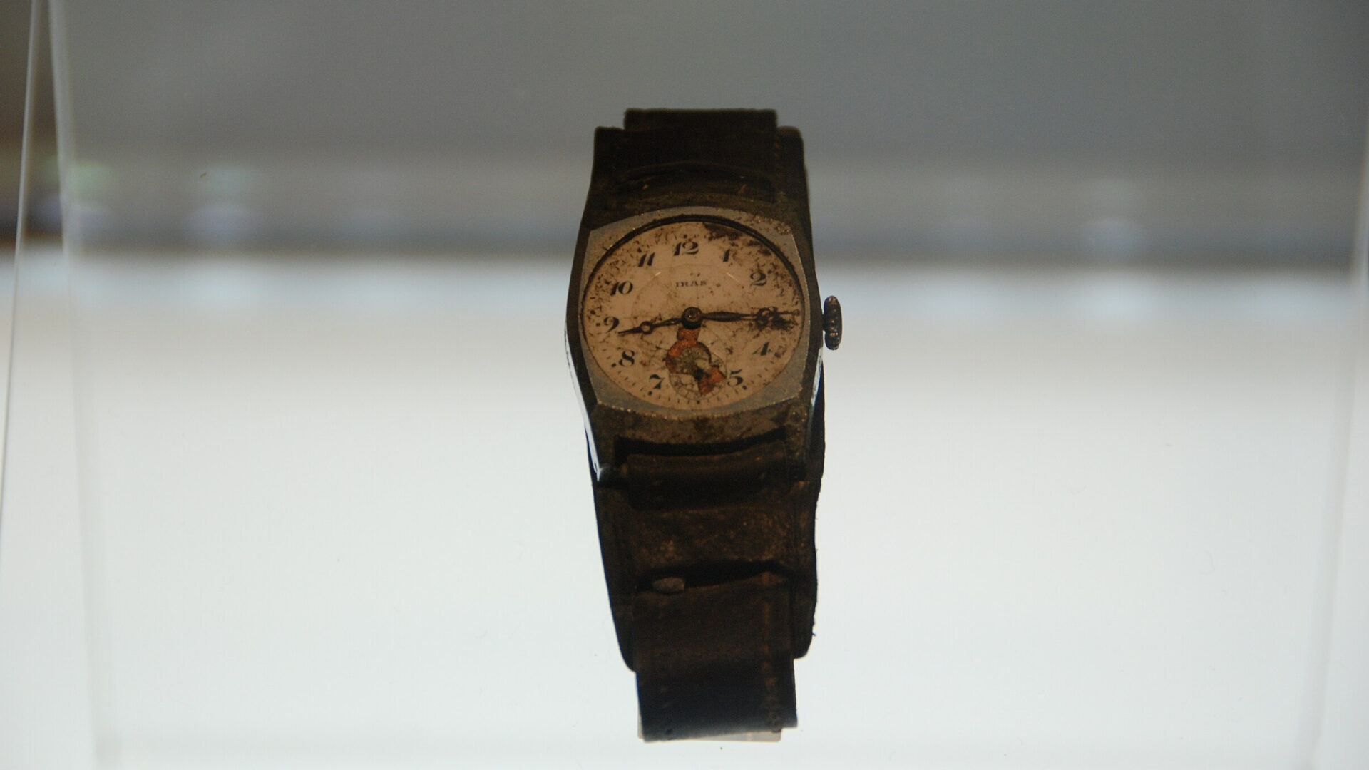 An image depicts another watch that stopped at the exact time the Enola Gay dropped the bomb on Hiroshima (Maarten Heerlien via Wikimedia Commons)