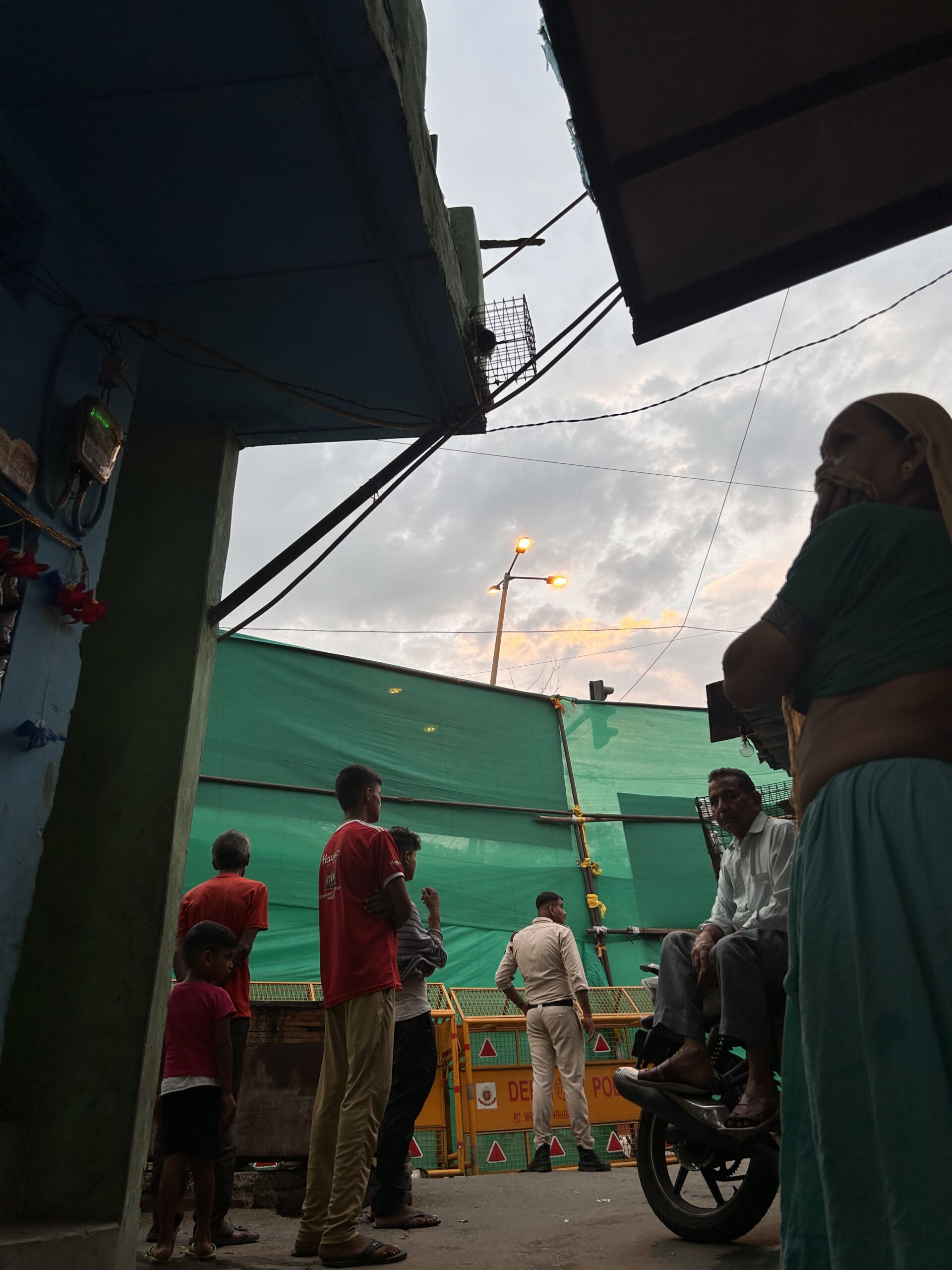 Slum dwellers wait for the VIP movement to end. Photo by Zenaira Bakhsh, September 8, 2023.