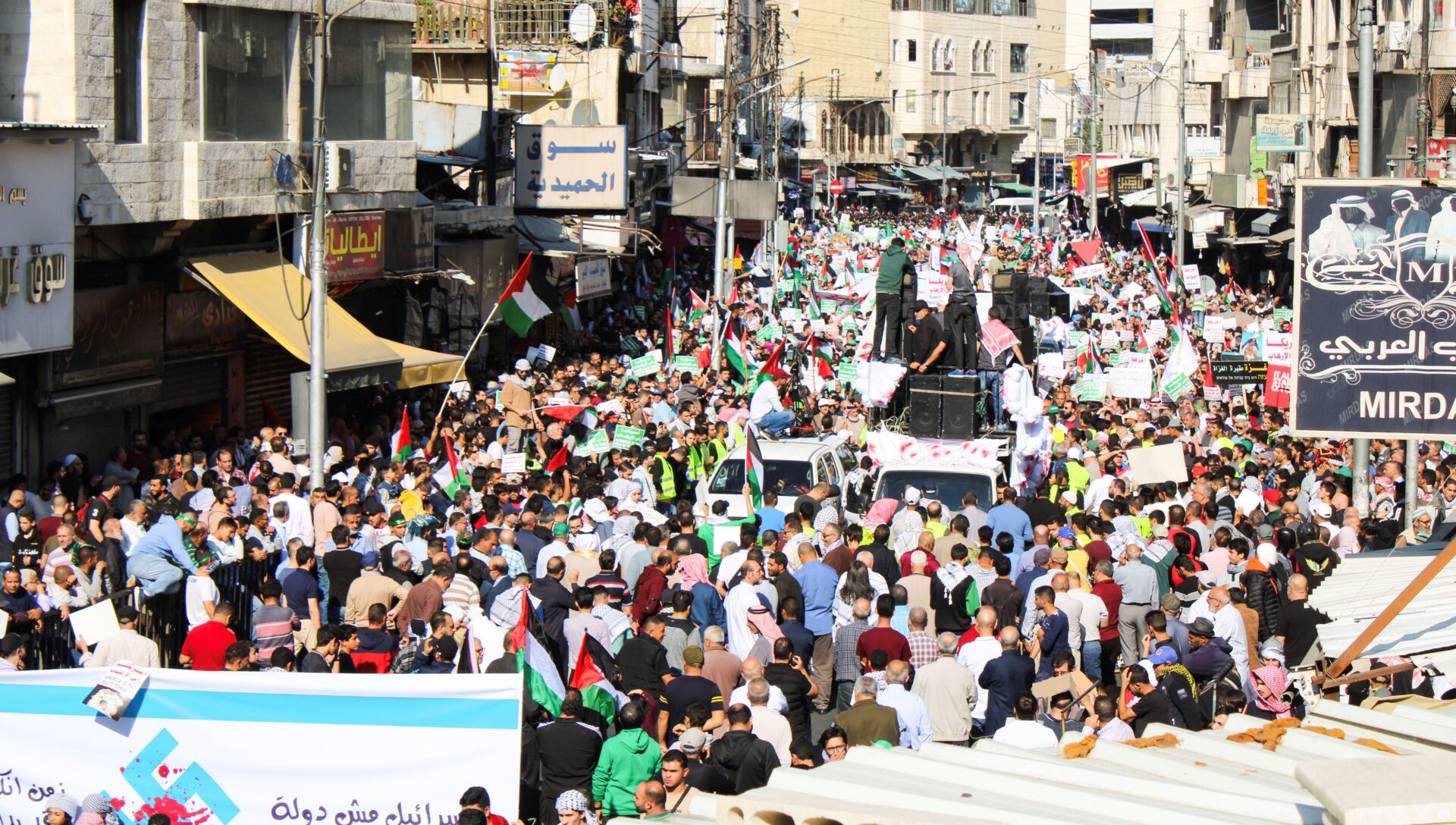 On Friday, Nov. 17, thousands rally in downtown Amman as public support for Hamas grows in Jordan. (Hanna Davis)