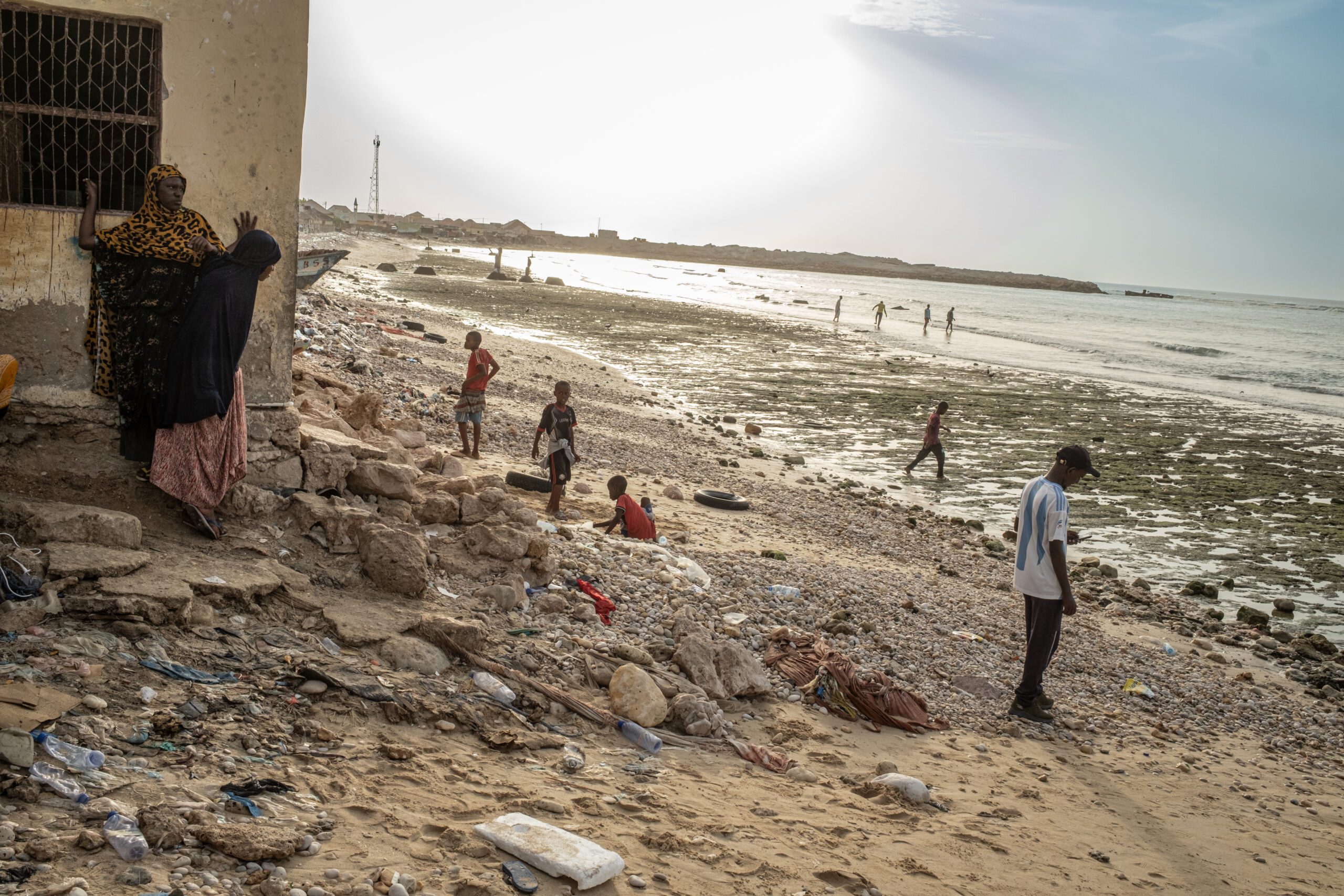 People gather on the Bosaso beach at sunset (Marco Simoncelli)