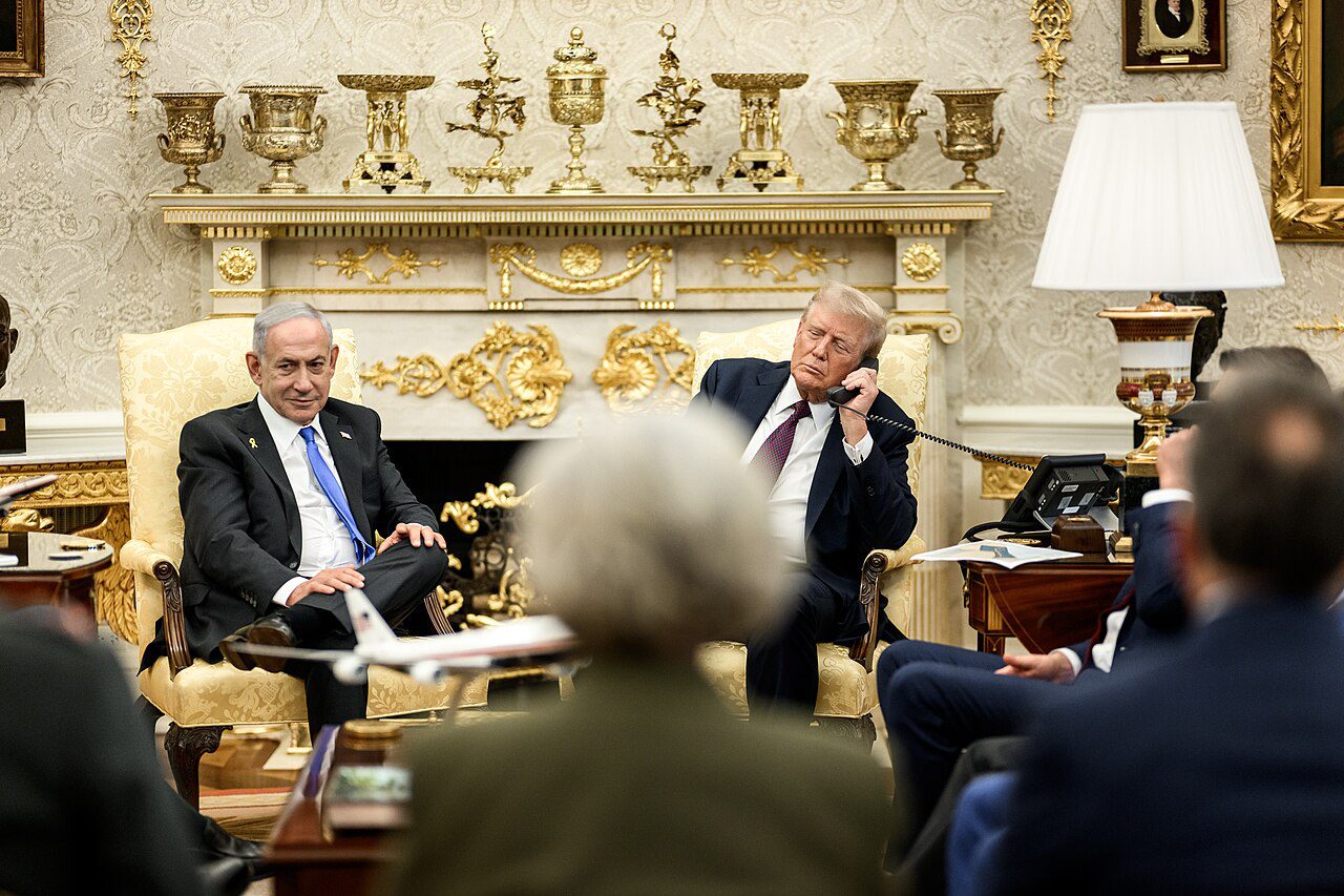 Israeli Prime Minister sits next to US President Donald Trump in the Oval Office in September 2025 (Daniel Torok/White House)