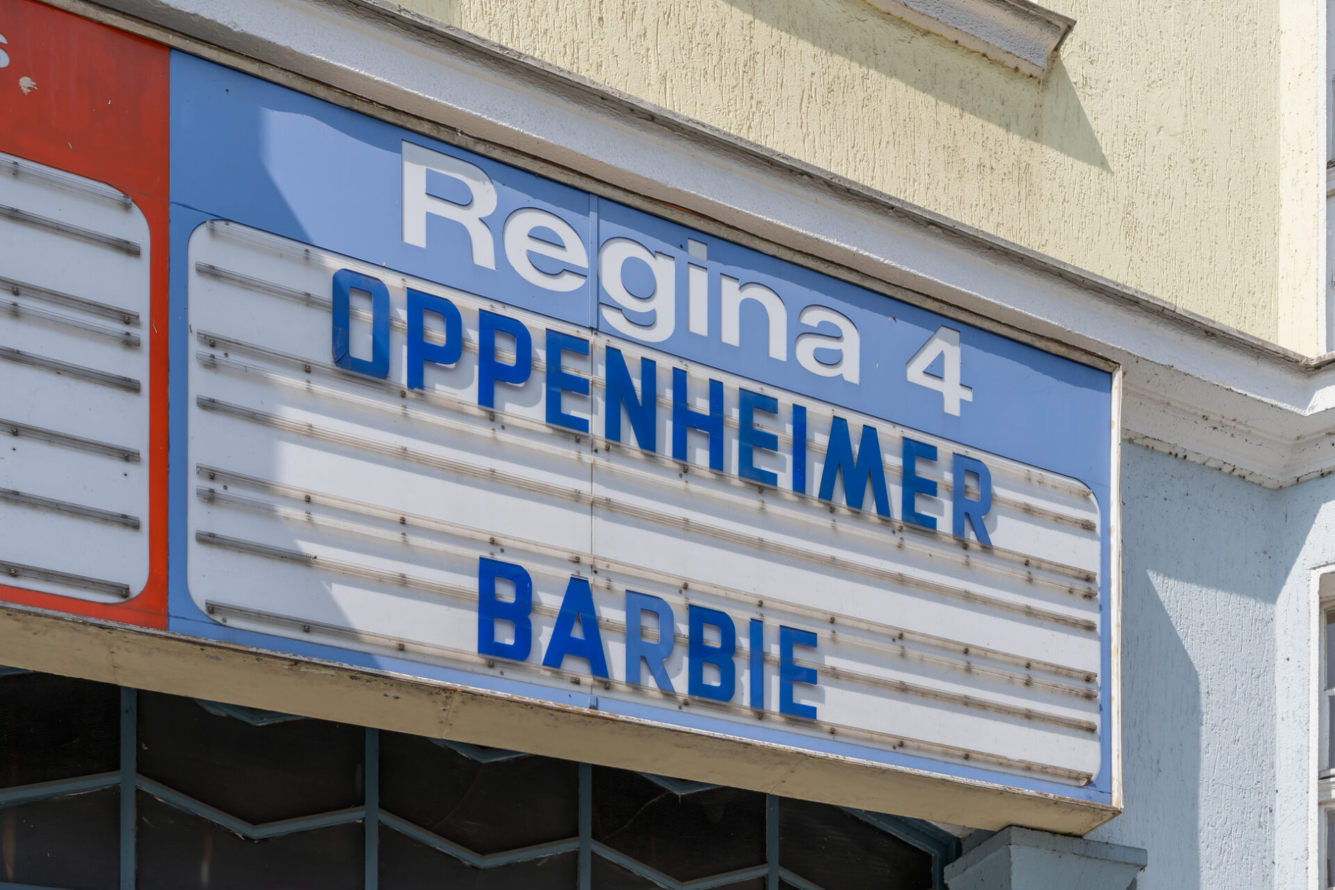 Display of the performance of the films "Oppenheimer" and "Barbie" 2023 at Scala Kino Hof cinema (PantheraLeo1359531 via Wikimedia Commons)