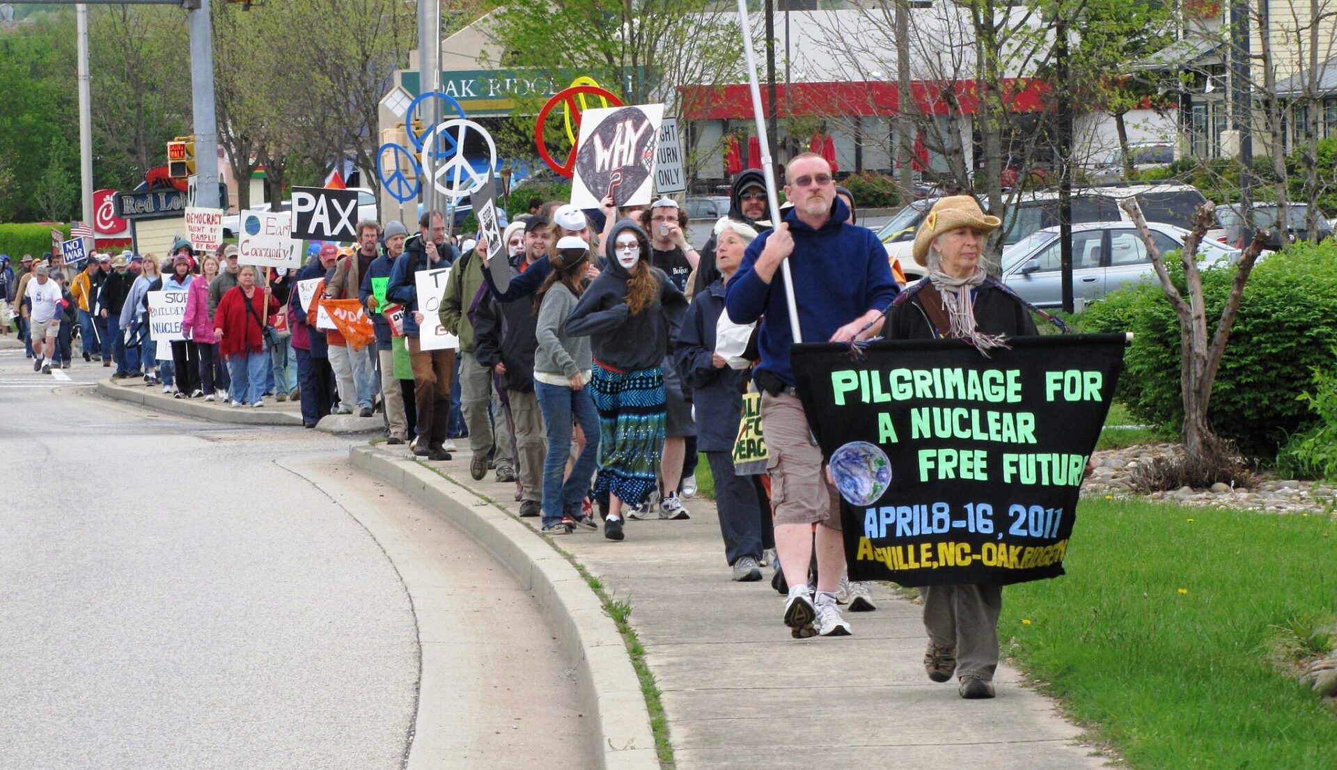 Oak Ridge Environmental Peace Alliance marchers walk along Illinois Avenue in Oak Ridge, Tennessee, USA, en route to the Y-12 National Security Complex (Brian Stansberry/Wikimedia Commons)