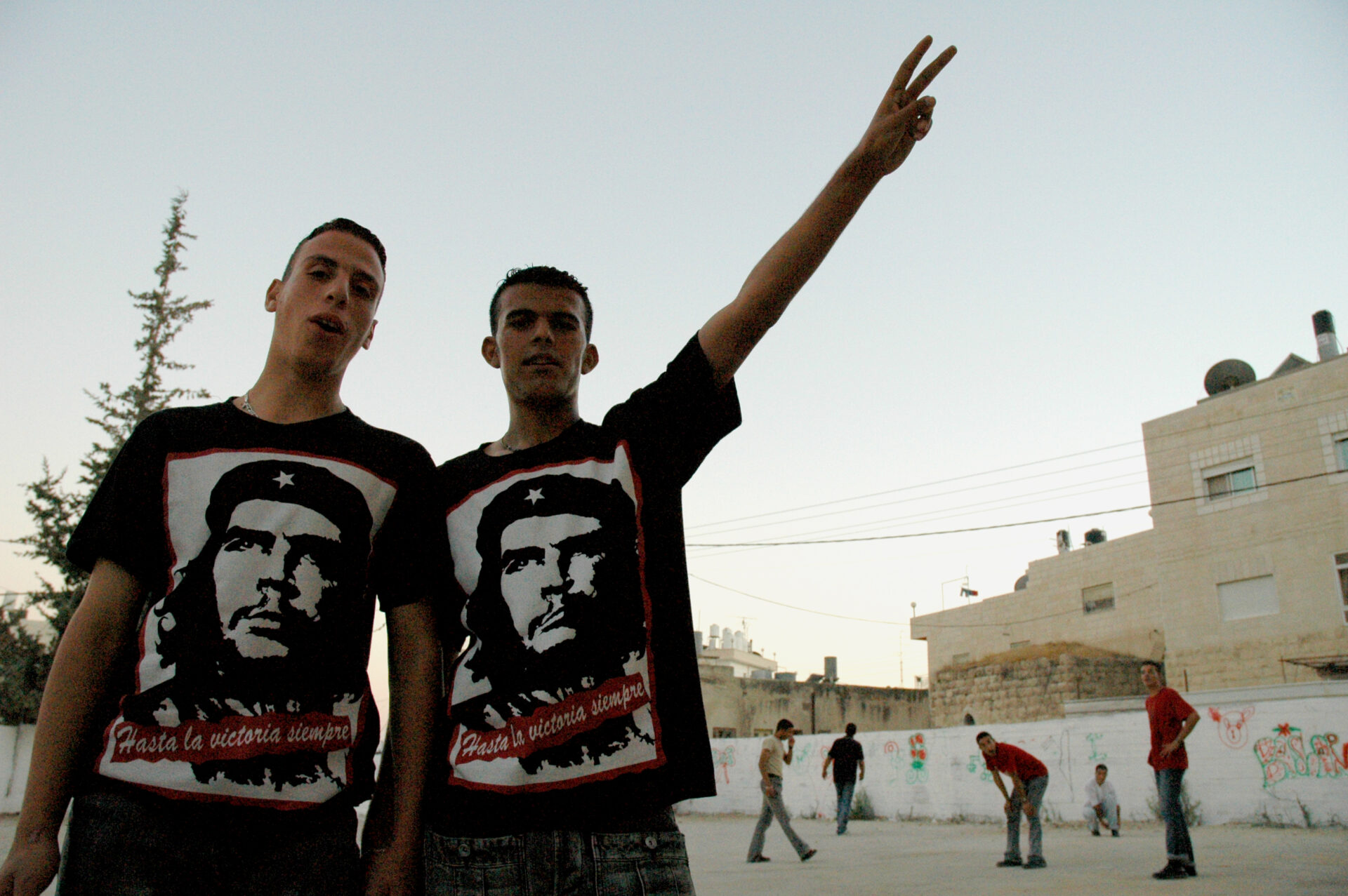 Palestinians_wearing_Che_Guevara_tshirts