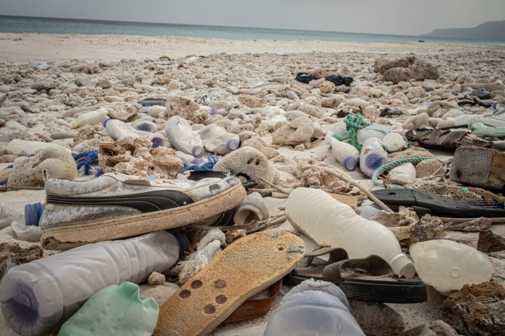 Objects people leave behind or throw overboard are strewn across Mareero beach (Marco Simoncelli)