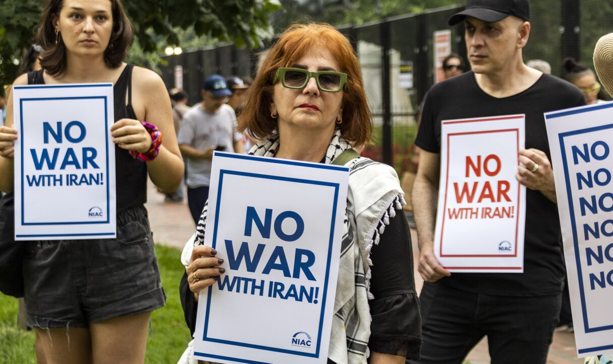 Demonstrators gathered outside the Whie House in DC to rally against Israeli and US strikes on Iran on June 13, 2025 (Diane Krauthamer/Wikimedia Commons)
