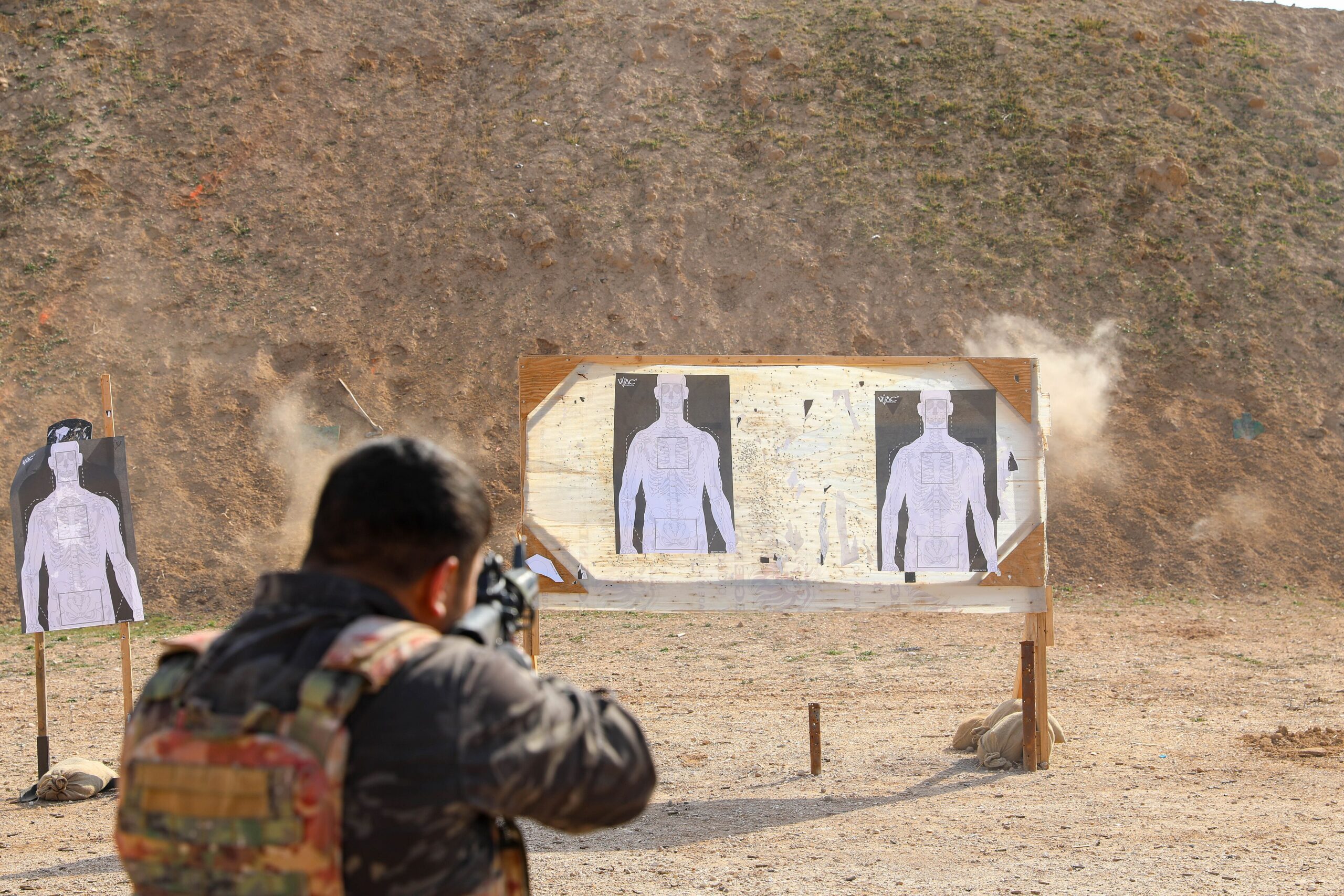 A Kurdish Yekineyen Anti-Terror (YAT) fighter uses an M16 during target practice in northeast Syria (Keyona P. Smith/US Army/Wikimedia Commons)