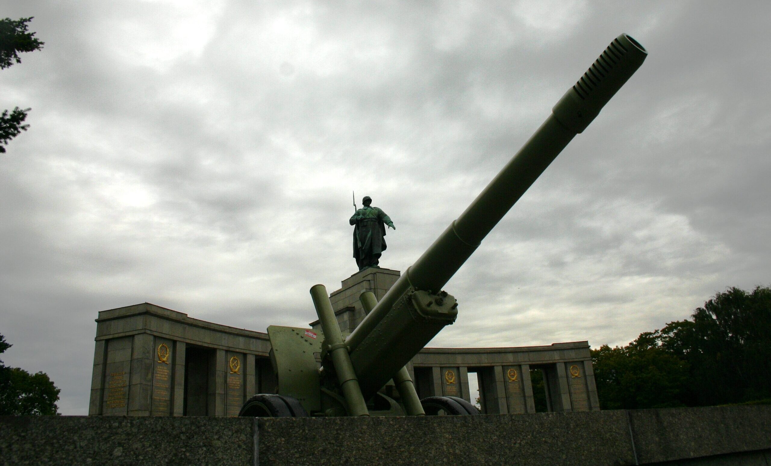 Soviet_memorial_(Berlin-Tiergarten)_01