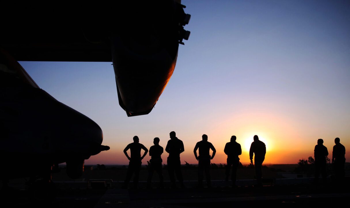Marines with the 24th Marine Expeditionary Unit, watch the sunset as the amphibious assault ship USS Iwo Jima sails through the Suez Canal, June 21, 2015 (US Marines/Wikimedia Commons)