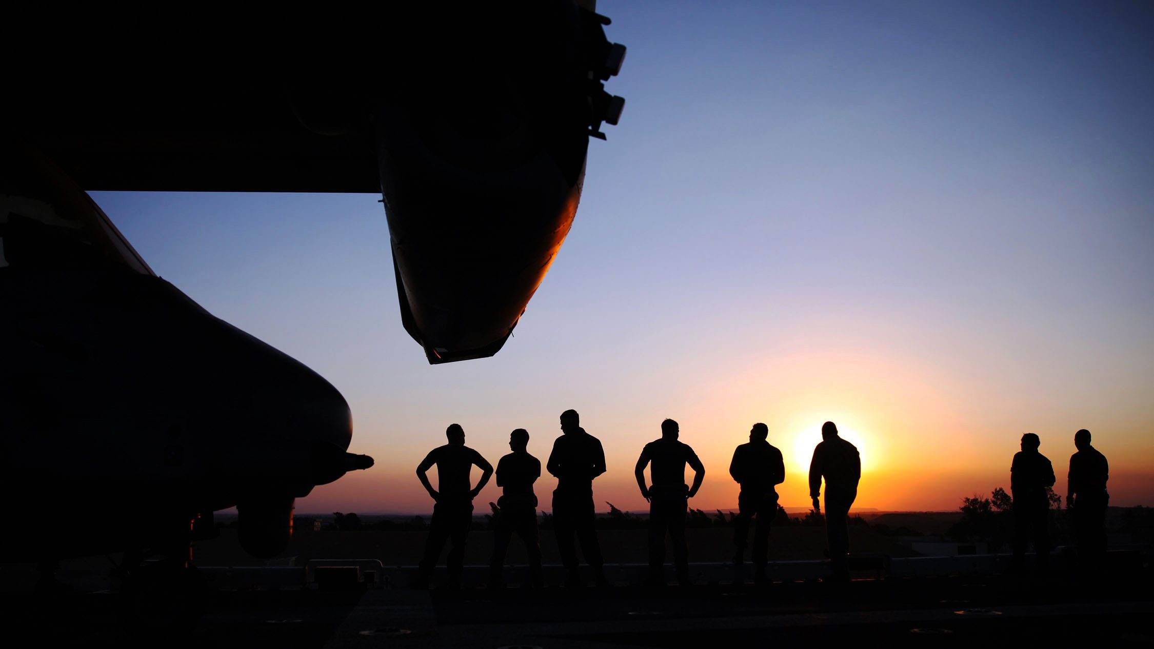 Marines with the 24th Marine Expeditionary Unit, watch the sunset as the amphibious assault ship USS Iwo Jima sails through the Suez Canal, June 21, 2015 (US Marines/Wikimedia Commons)