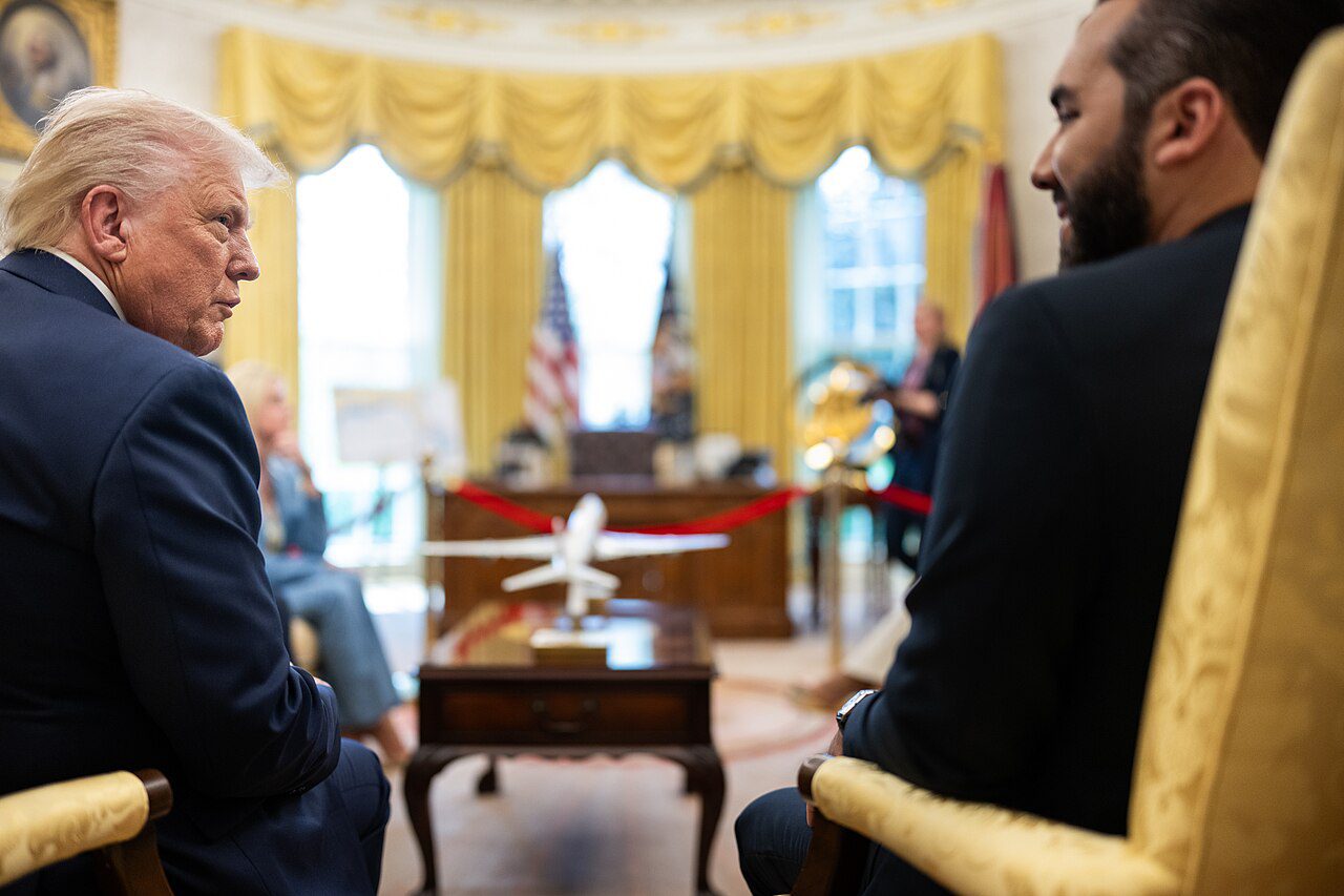 Trump meets with El Salvador's Nayib Bukele in the Oval Office in April 2025 (Daniel Torok/White House/Wikimedia Commons)