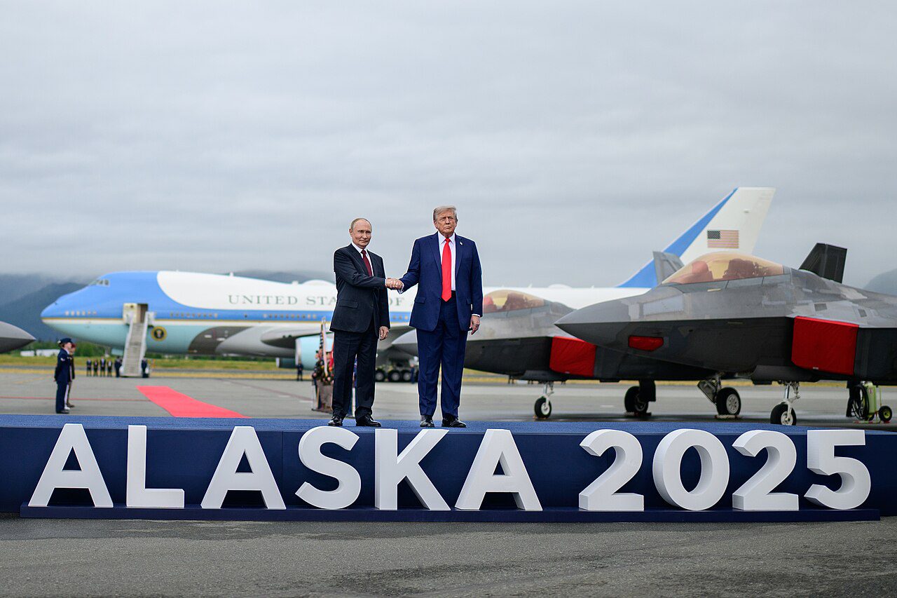 Trump greets Russian President Vladimir Putin in Anchorage, Alaska, in August 2025 (Daniel Torok/White House/Wikimedia Commons)