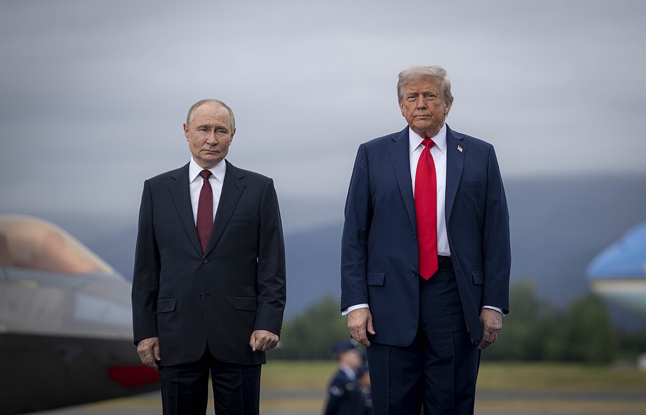 Donald Trump and Russian President Vladimir Putin during a summit in Alaska in August 2025 (Benjamin Applebaum/Department of Defense/Wikimedia Commons)