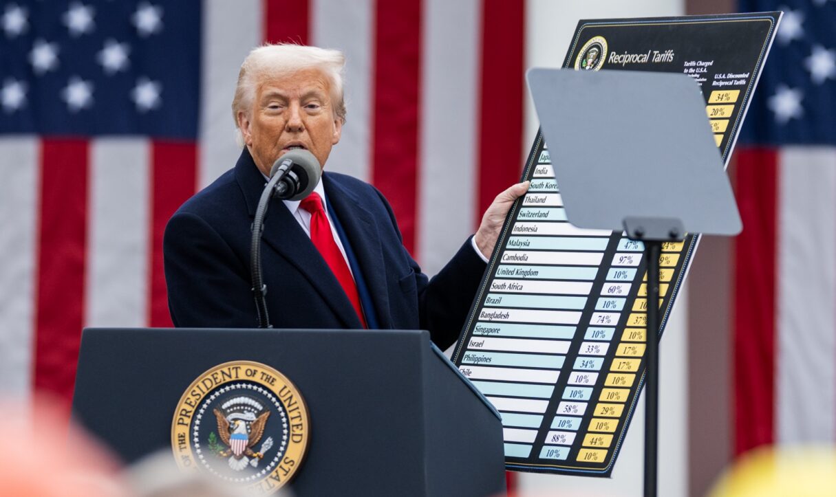 Trump displays a chart with reciprocal tarrifs targeting other countries in April 2025 (Daniel Torok/White House/Wikimedia Commons)
