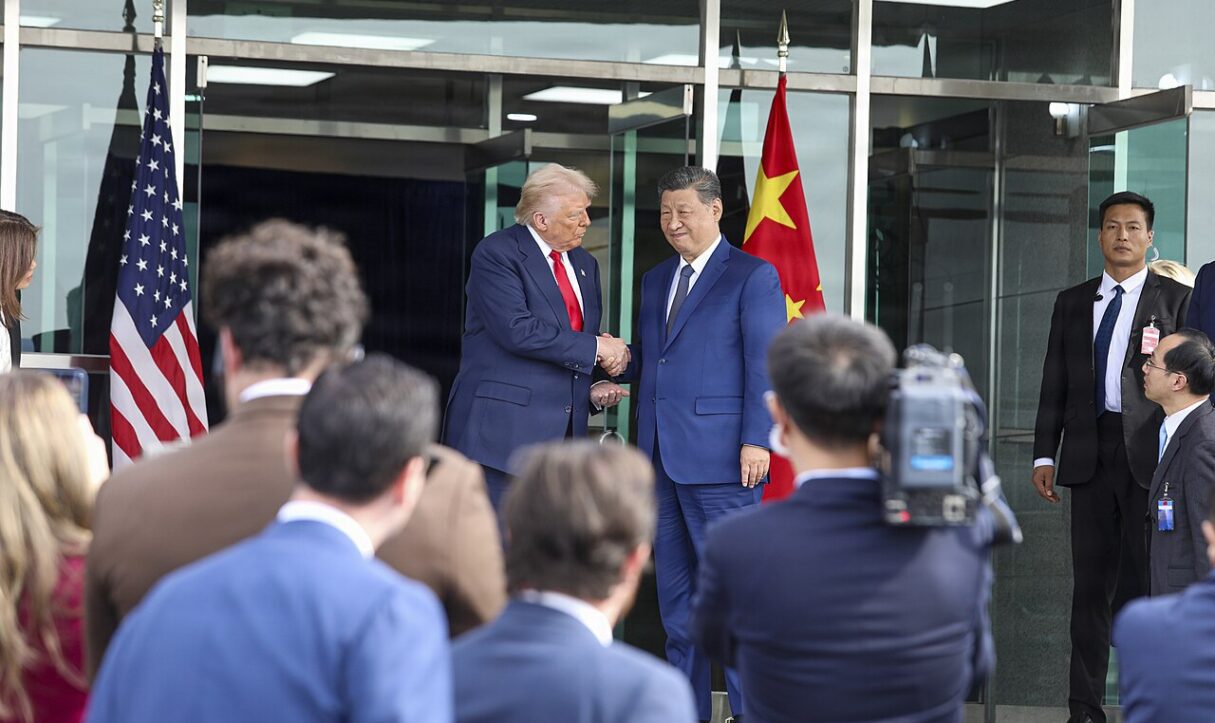 US President Donald Trump shakes hands with Chinese leader Xi Jinping in South Korea in October 2025 (Daniela Lechuga Liggio/US Army/Wikimedia Commons)