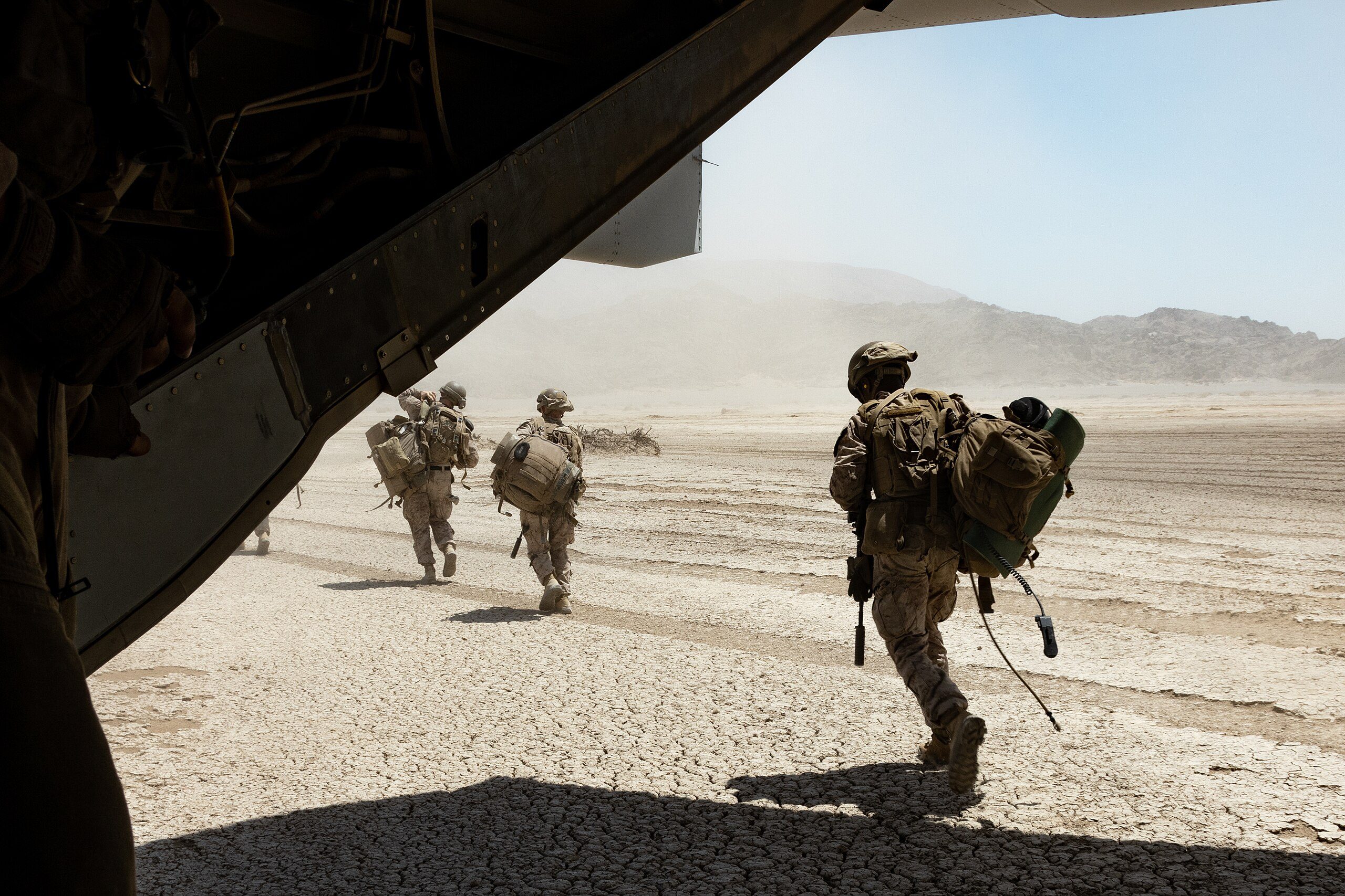 US Marines with the Second Battalion run out of an MV-22B Osprey in Twentynine Palms, California, in August 2025 (Alexis Ibarra/Wikimedia Commons)