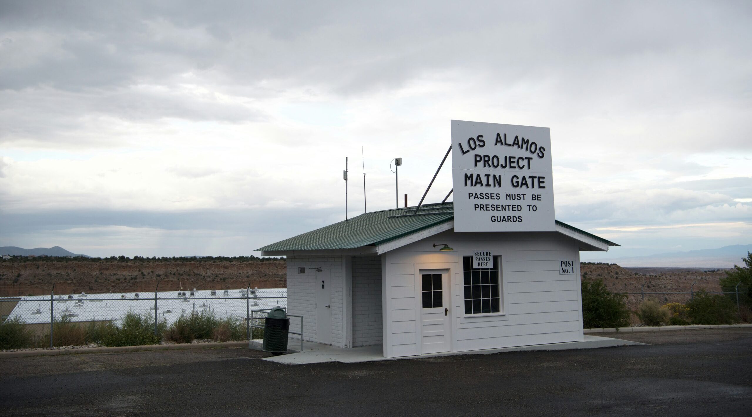 This photo depicts the front gate of the Los Alamos Project in New Mexico (Jo Van de kerkhove via Unsplash)