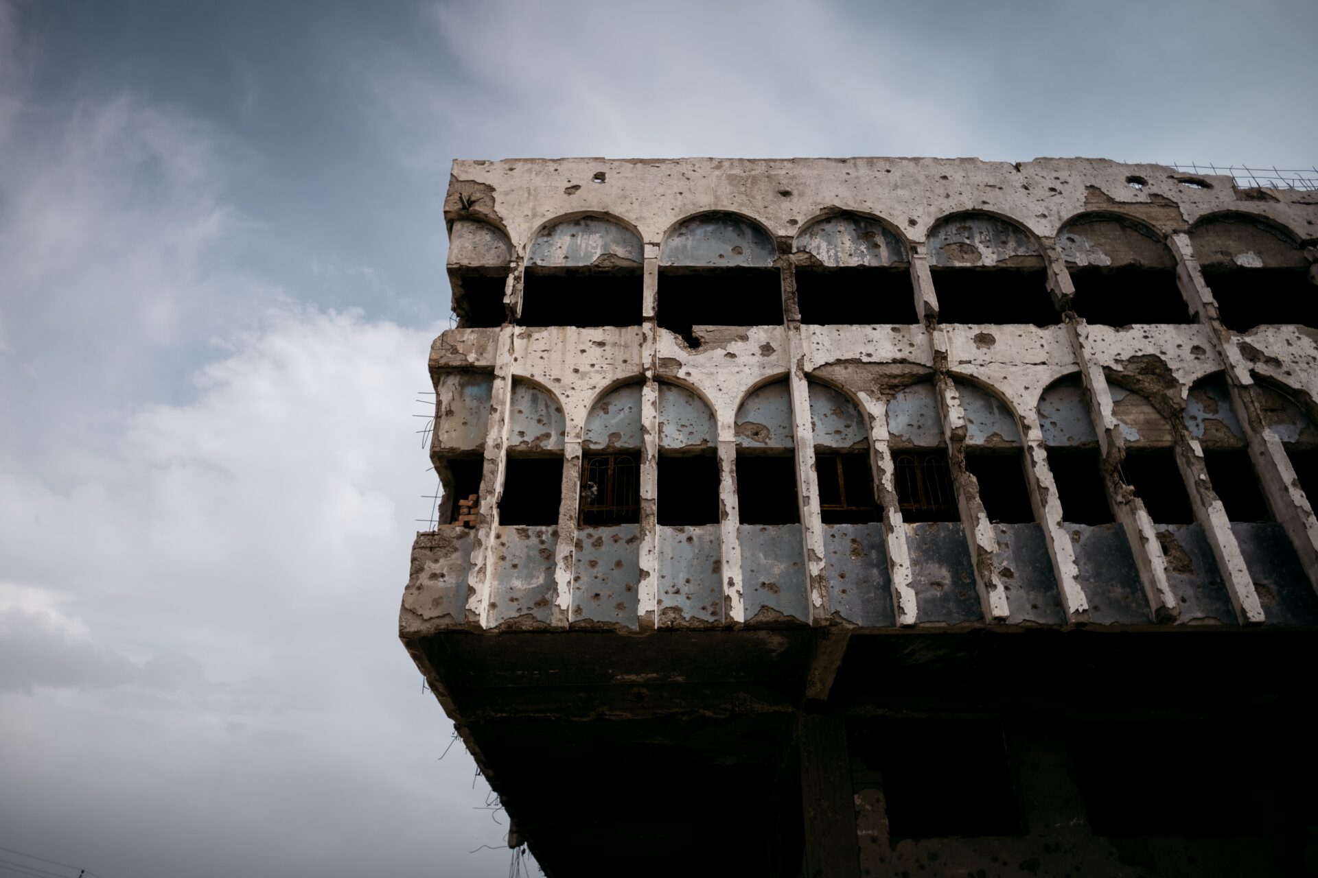 A destroyed building on the corniche along the Tigris in Mosul, following battles with ISIS (Photo by Levi Meir Clancy via Unsplash)