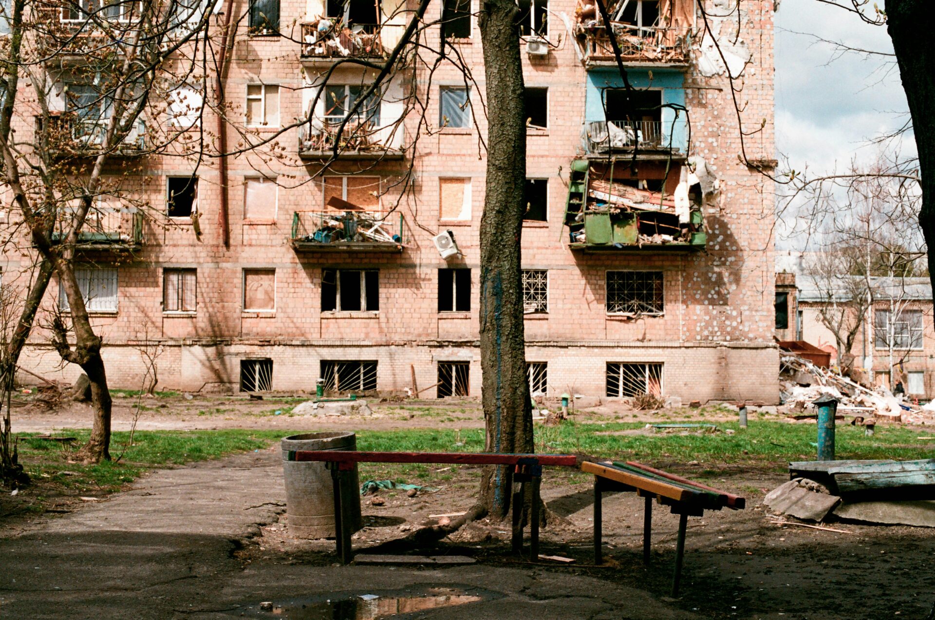 A photograph of a damaged building in Kyiv in June 2022 (Maksym Pozniak-Haraburda via Unsplash)