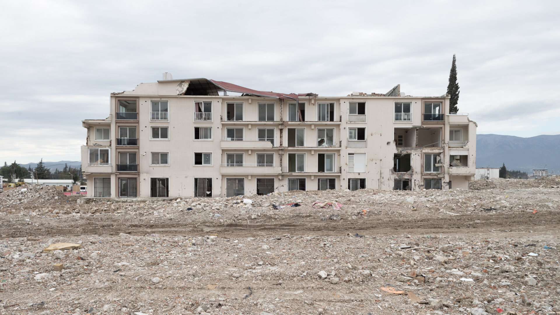 A damaged apartment bloc photographed a year after the 2023 earthquake (Kyriakos Finas)